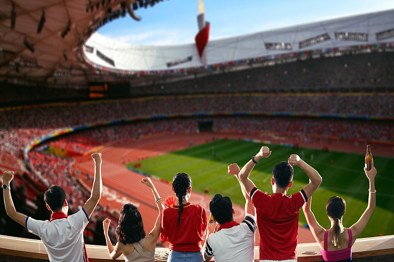 进球瞬间展现,球迷为之疯狂欢呼 进球瞬间展现,球迷为之疯狂欢呼