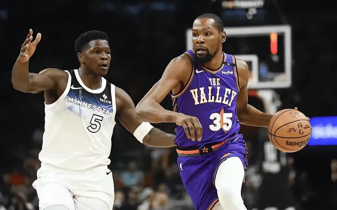 黑夜之狼球队夺冠，成功捧得冠军奖杯