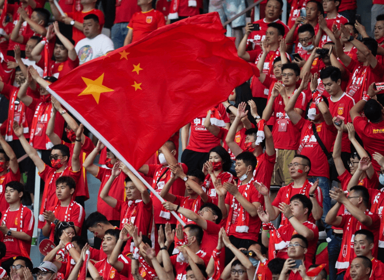 精彩纷呈的比赛吸引了无数球迷驻足观看 精彩纷呈的比赛吸引了无数球迷驻足观看