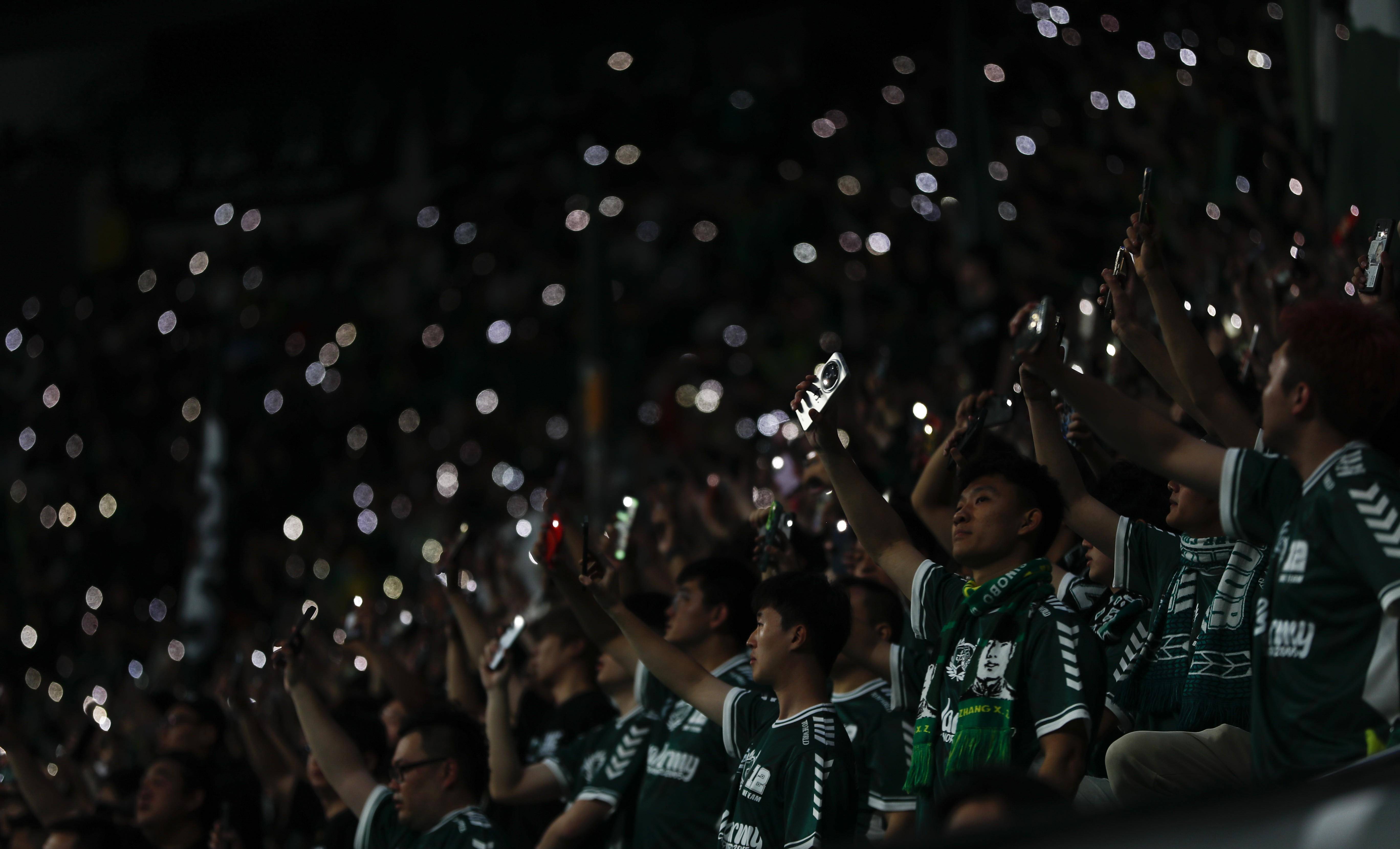 精彩纷呈的比赛吸引了无数球迷驻足观看 精彩纷呈的比赛吸引了无数球迷驻足观看