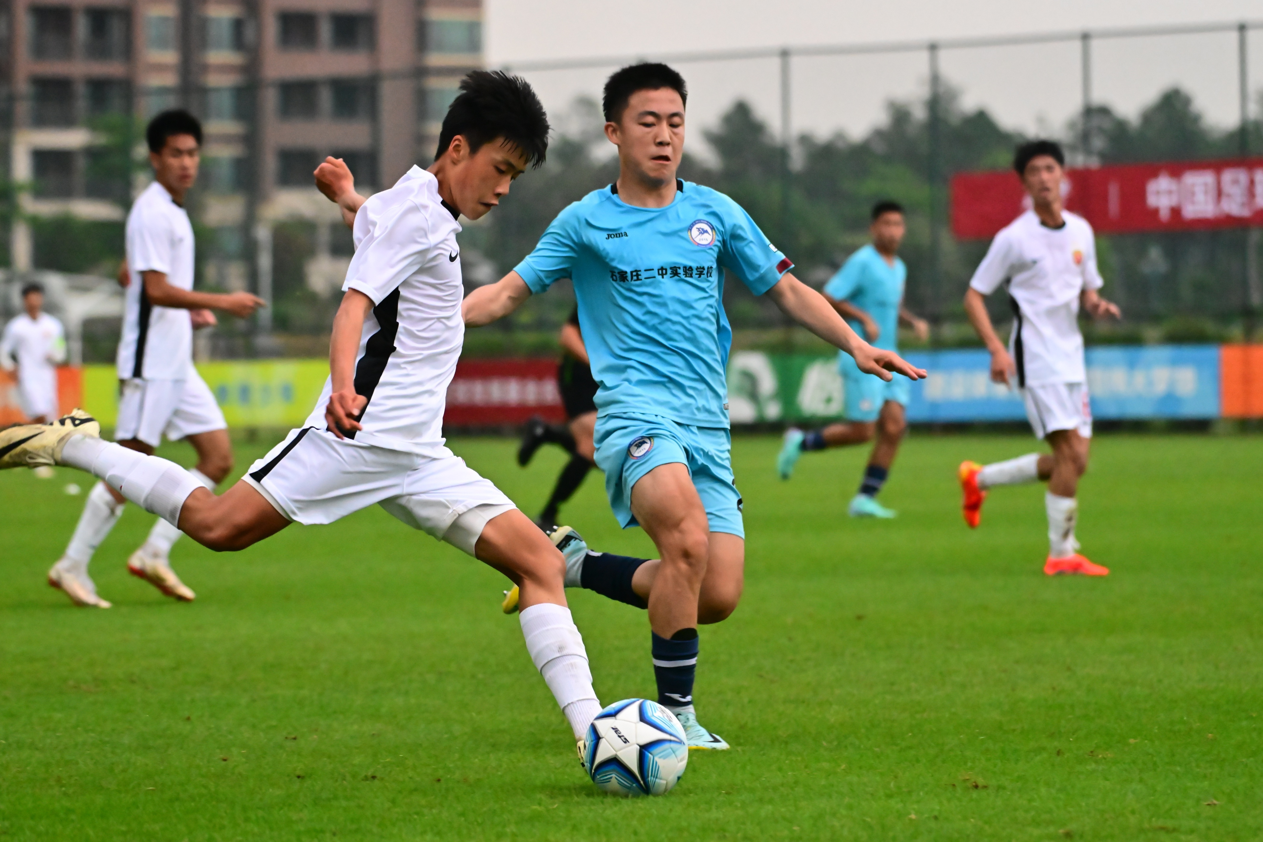 赛场上球员投入激烈角逐，奋力争夺胜利