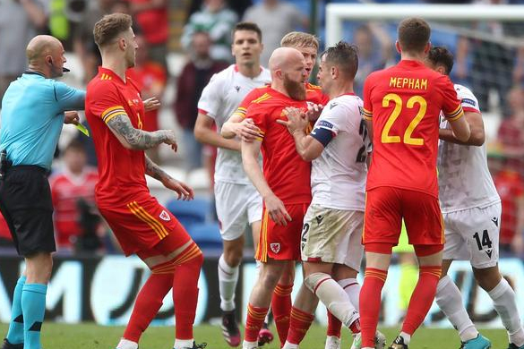 包含夺冠热门：瑞典对波兰欧预赛的词条